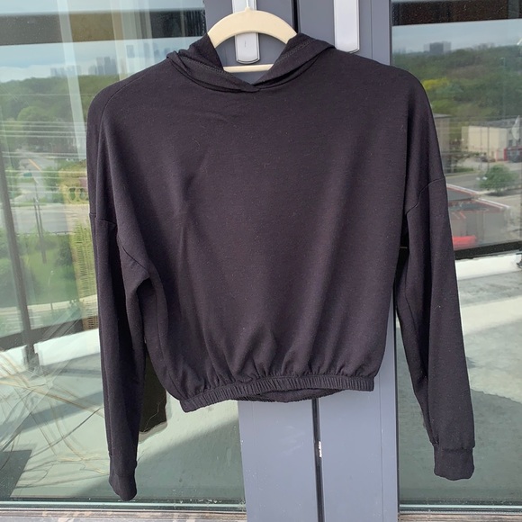 Black cropped scrunched hoodie - Picture 2 of 5